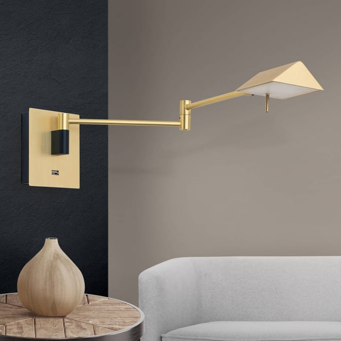 ORION LED wandlamp Boston met USB-stopcontact, messing
