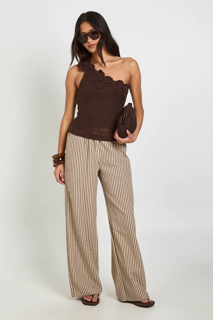 boohoo Dames Gehaakte Top Met Bloemencorsage En Éen Schouder | Chocoladebruin | Maat: Medium