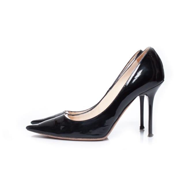 Jimmy Choo Pumps van lakleer in het zwart.