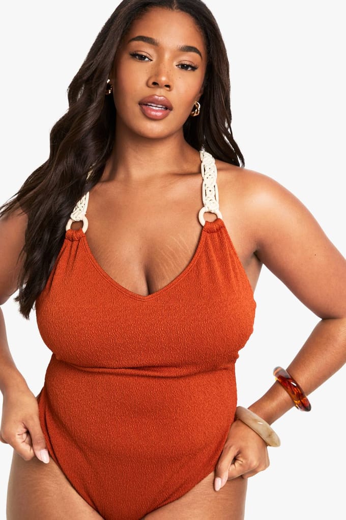 boohoo Dames PLUS BADKOSTUUM MET MACRAMÉ-BANDEN | Chocolate | Maat: 28