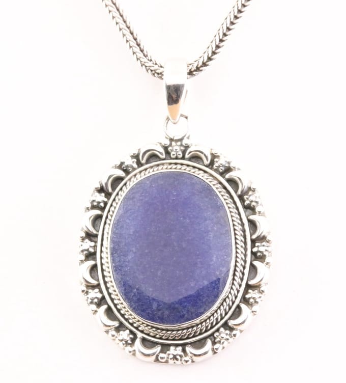 Bewerkte zilveren hanger blauwe saffier aan vossenstaart ketting