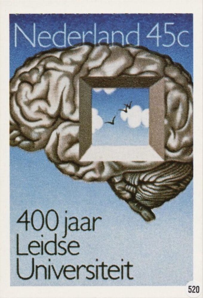 Briefkaart met afbeelding Leidse Universiteit 400 jaar postzegel
