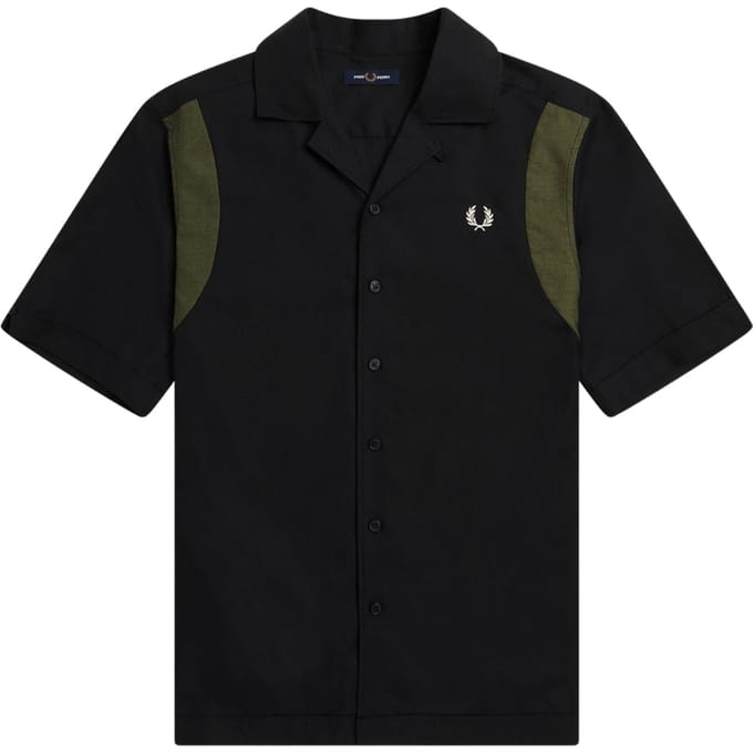 Fred Perry bowlingshirt met zwarte panelen en korte mouwen