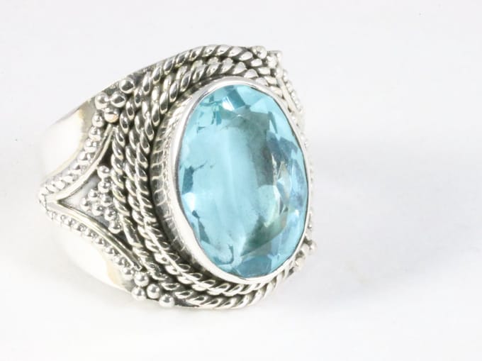 Bewerkte zilveren ring met blauwe topaas - maat 19