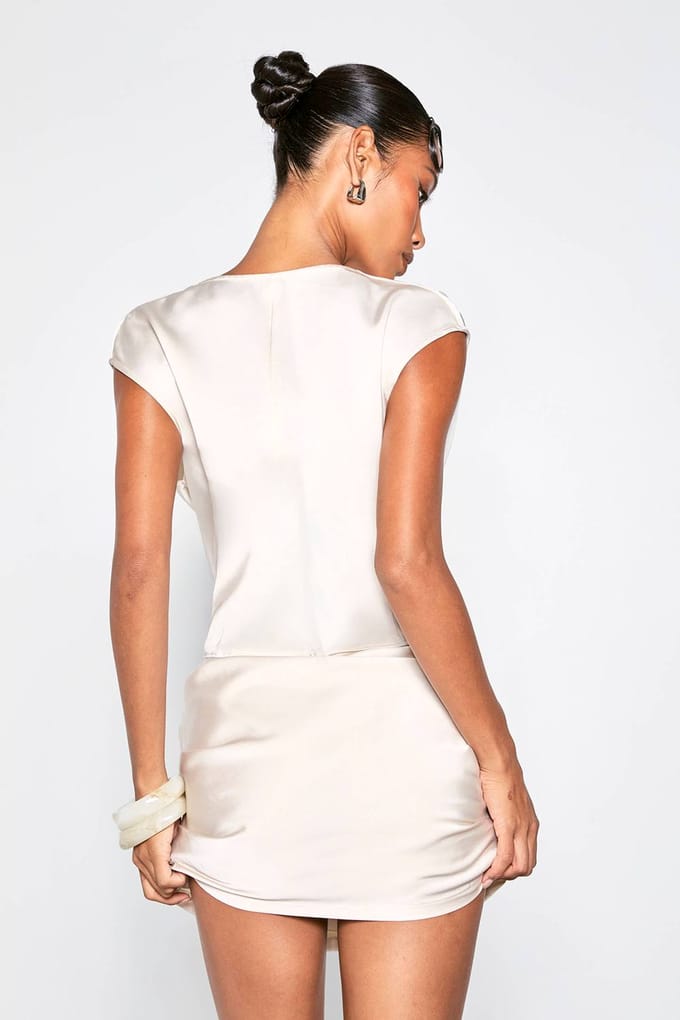 boohoo Dames Satijnen Cowl Fitted Top | Champagne | Maat: 40