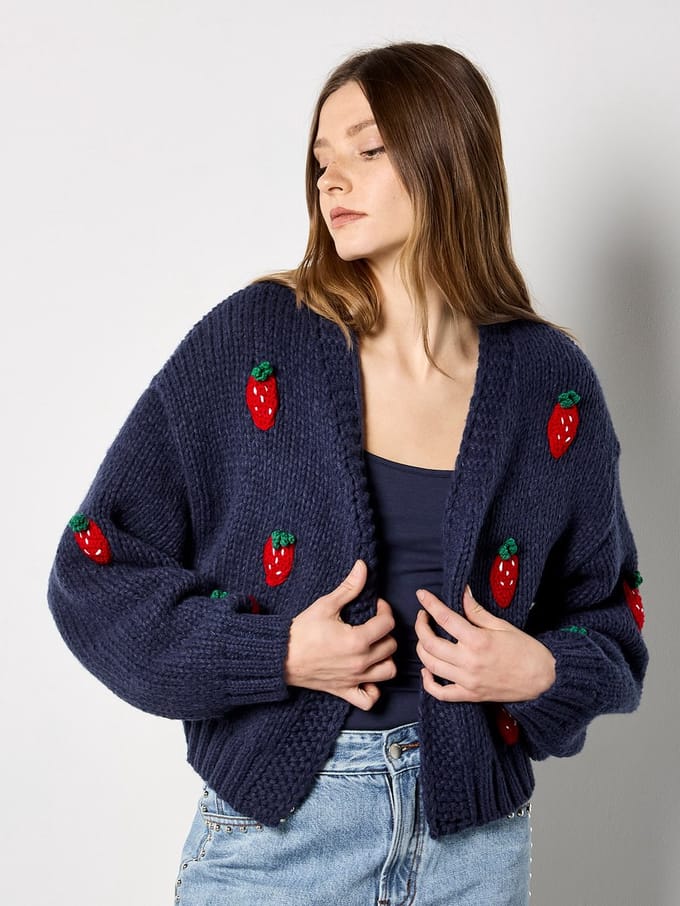 Grof gebreid vest met aardbeien