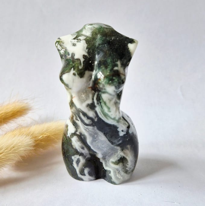 Mosagaat vrouwenbeeldje 8 cm (#28) – handgeslepen edelsteen carving