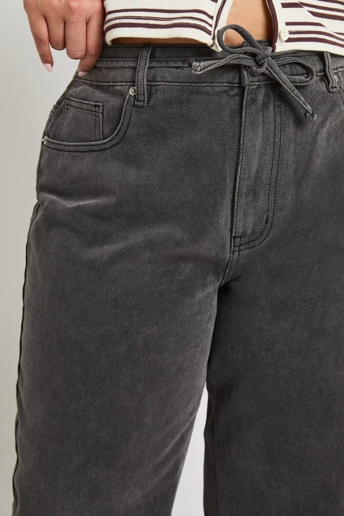 boohoo Dames Plus Elastische Achterkant Strik Trekkoord Rechte Pijp Jeans | Washed Black | Maat: 16