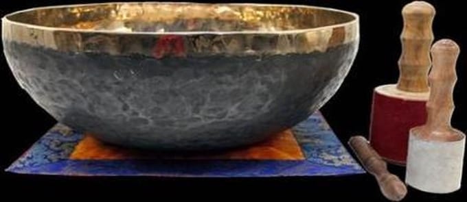Klankschaal Ishana zwart/goud - 40 cm - 6300-6500 g