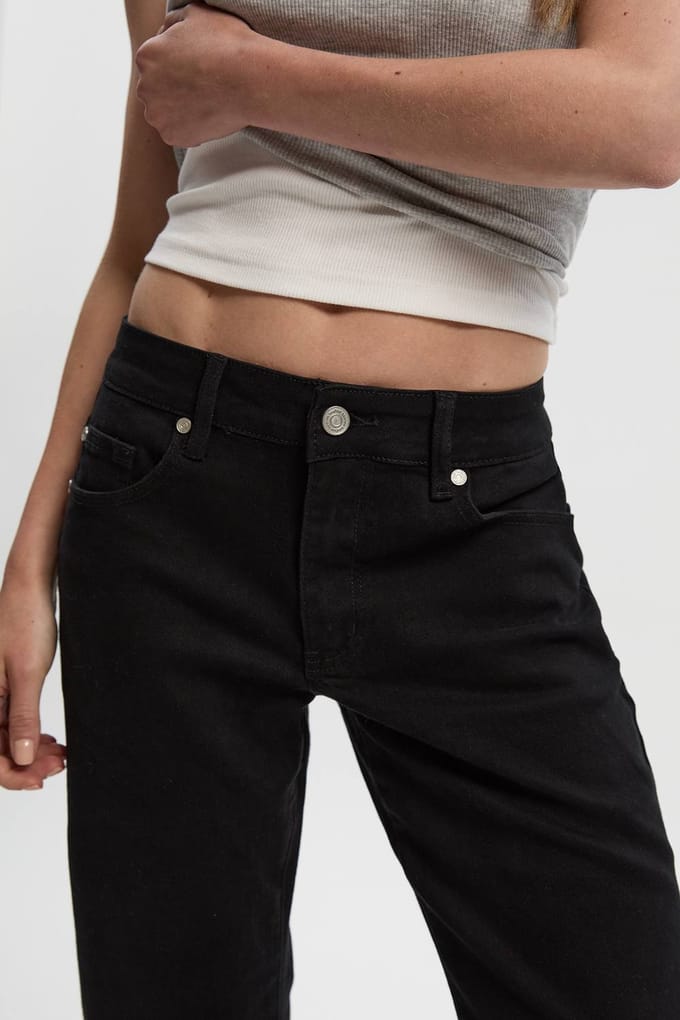 boohoo Dames The Petite Low Waist Bootcut Jean | Black | Maat: 6/28L