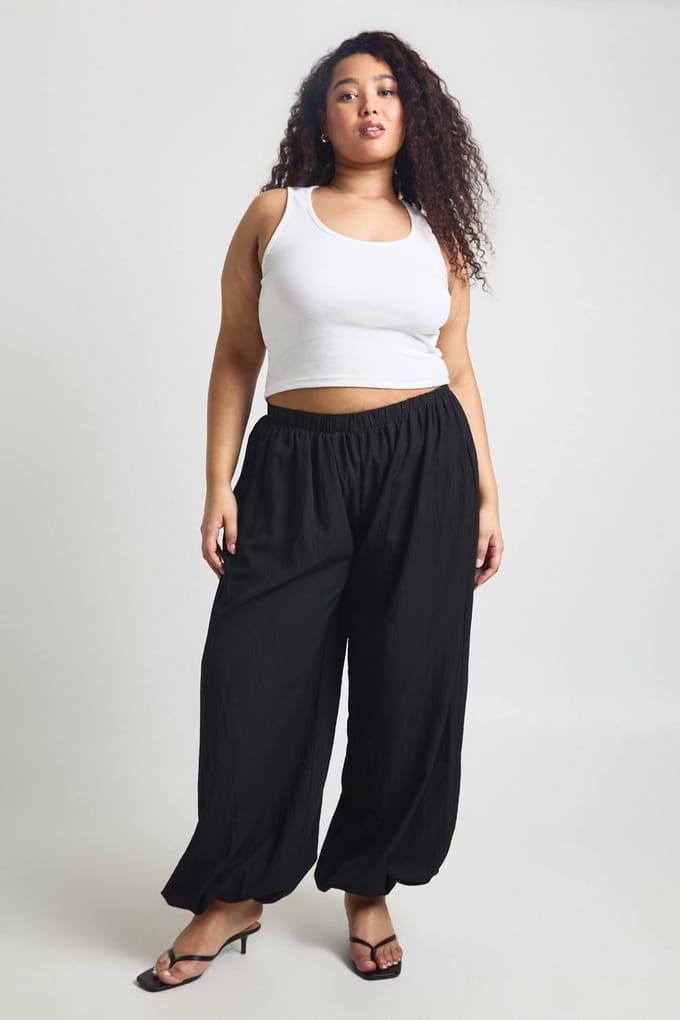 boohoo Dames Plus Gepelde Ballonbroek | Zwart | Maat: 44