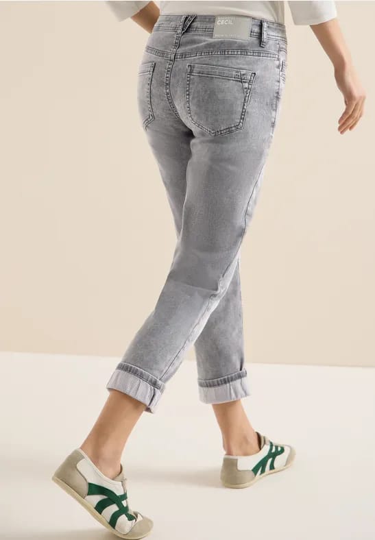 Mid Waist straight leg jeans in casual fit