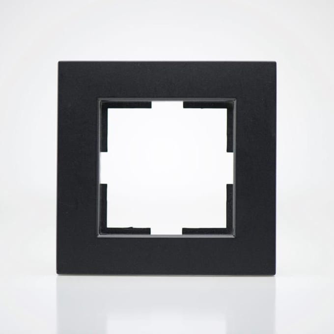 Plaque de finition plastique noir 1 poste 81x83x10mm noir