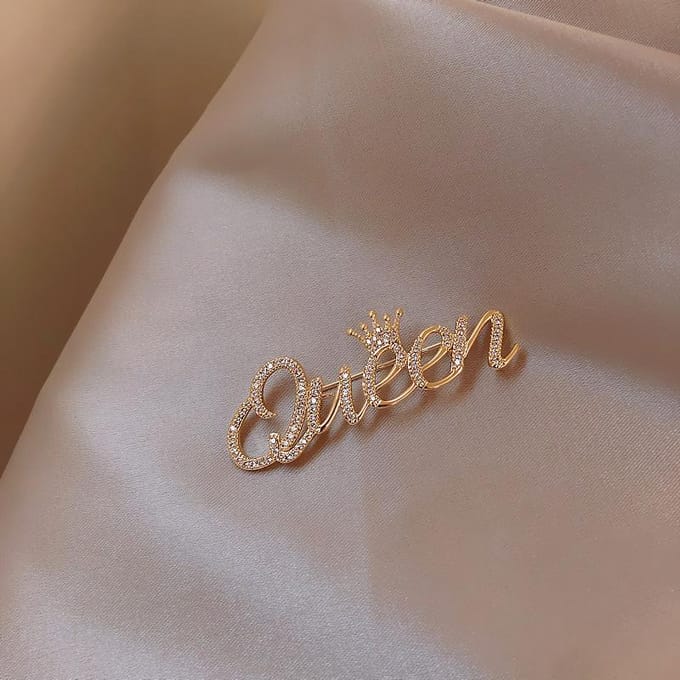 Anti-licht broche Alfabet QUEEN broche Dames high-end niche speld gray