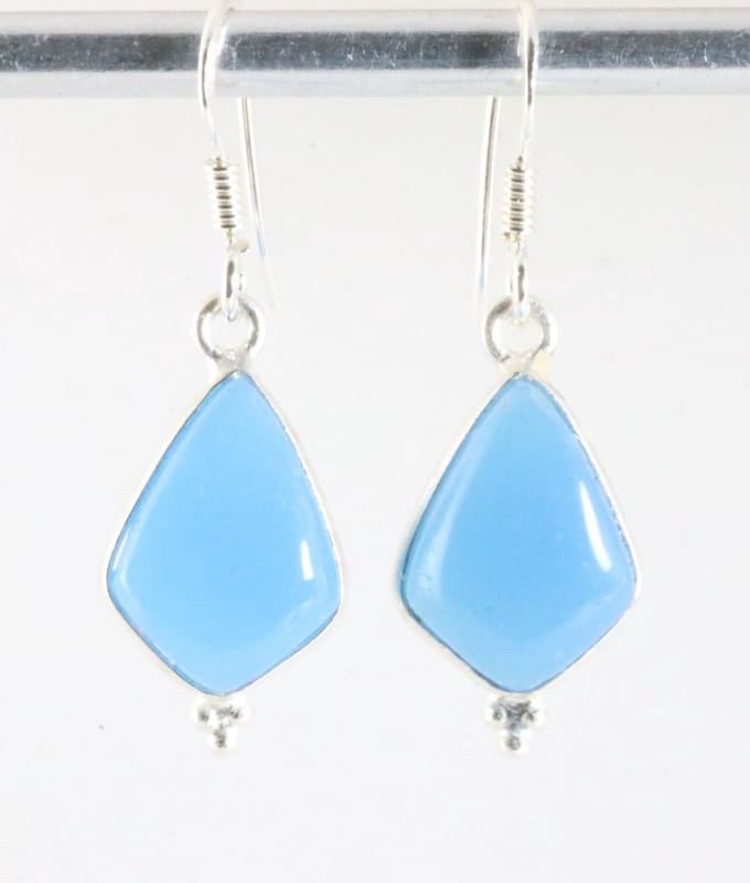 Fijne zilveren oorbellen met blauwe chalcedoon