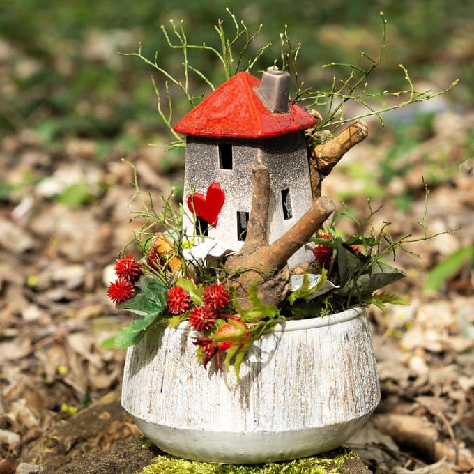 Liefdevolle keramische huisjes - hartdesign, rood en naturel, 17,5 cm