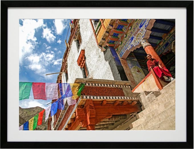 Deknudt Frames Poster in lijst - Nepal - monnik aan tempel - 60x80 cm