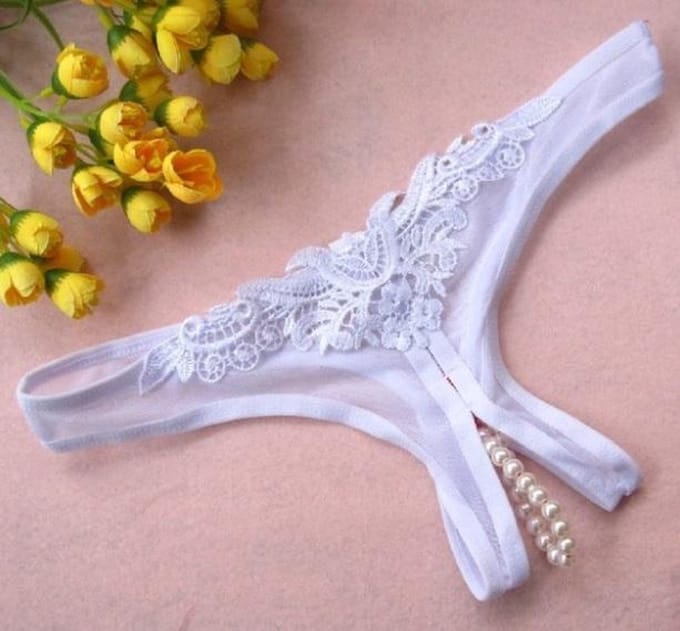 Witte string met parels