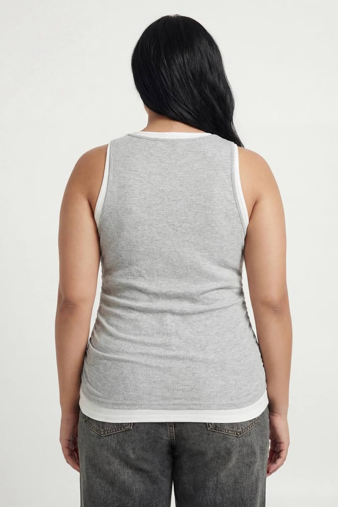 boohoo Dames Plus Geribbeld Gelaagd Vest Met Gouden Biesje | Grey | Maat: 18