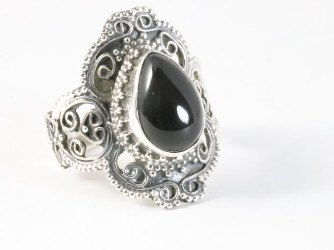 Bewerkte zilveren ring met onyx - maat 20