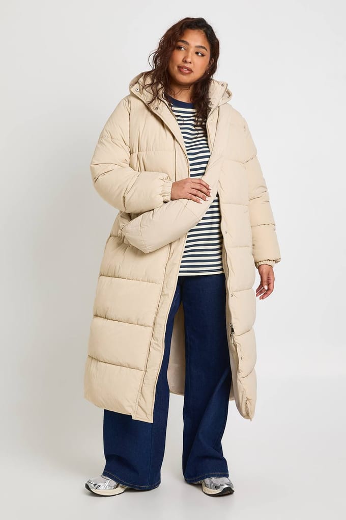 boohoo Dames Plus gequilterde pufferjas met tailleband en tas | Stone | Maat: 22