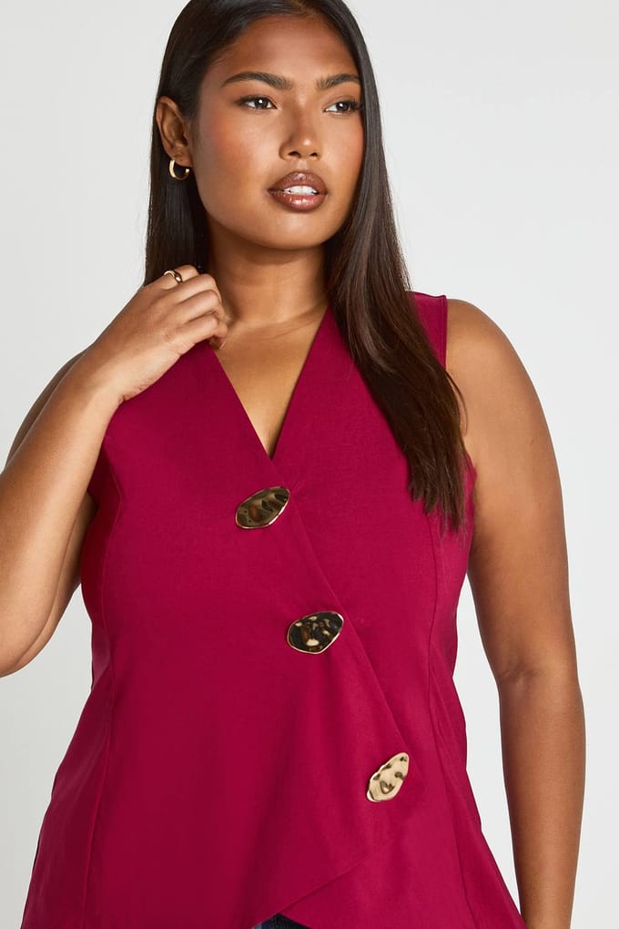 boohoo Dames Plus Gilet met gouden knoopaccent | Berry | Maat: 28