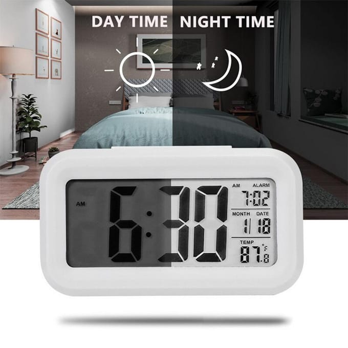 Réveil numérique intelligent avec bouton Snooze de date et de température sur le dessus rectangulaire à piles blanc