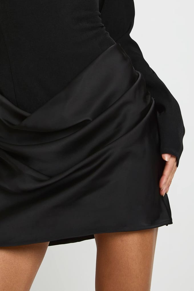 boohoo Dames Lang satijn draperende minijurk met lange mouwen | Zwart | Maat: 42