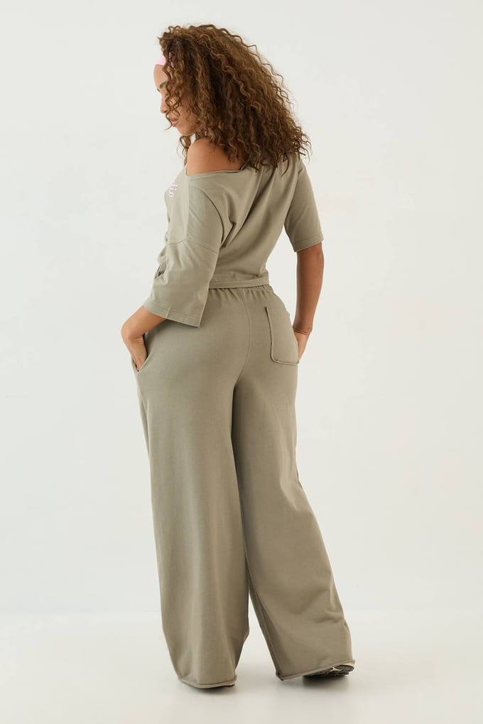 Dames Dsgn Studio Geborduurde Off-shoulder Boxy T-shirt Met Script | Gewassen Kaki | Maat: XS