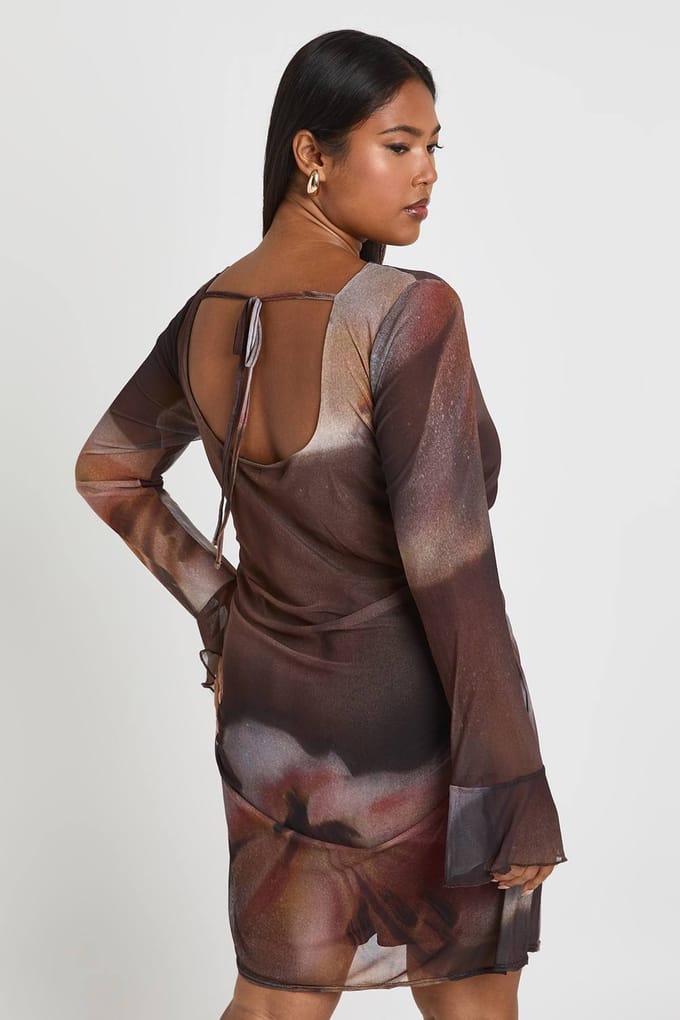 boohoo Dames Plus Size Bloemige Geraffelde Mini Shiftjurk | Bruin | Maat: 48