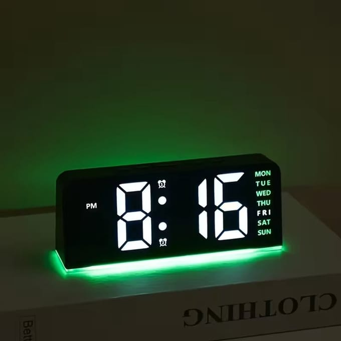 Innovatieve LED Digitale Wekker met Groene Sfeerverlichting, Datumweergave en USB Aansluiting – Modern Plat Design voor Thuis en Kantoor