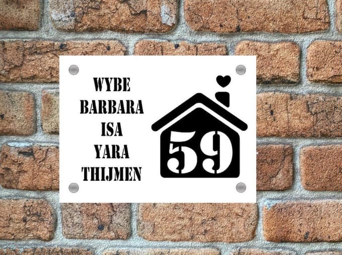 Naambordje / huisnummer voordeur huis strak wit