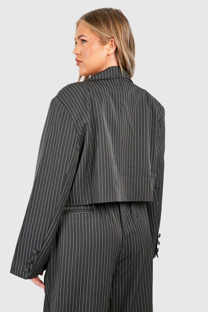 boohoo Dames Plus gestreepte Cropped Blazer | Houtskool | Maat: 56