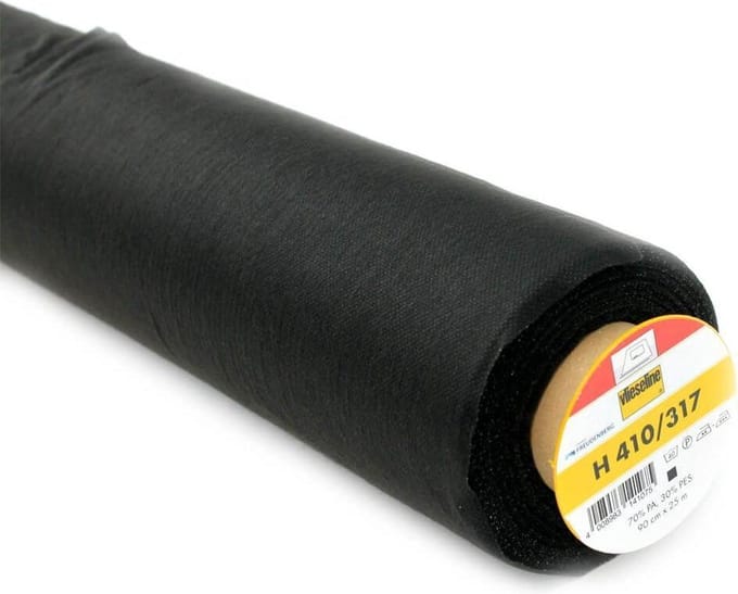 VLIESELINE TUSSENVOERING H410 PLAKBAAR ZWART, 90CM BREED, LENGTE PER METER.