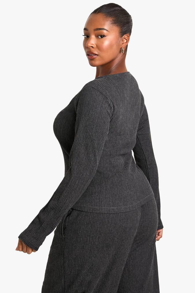 boohoo Dames Plus Top met lange mouwen en textuur via knoopsluiting | Houtskool | Maat: 48