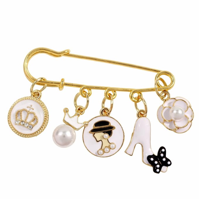 Goudkleurige broche - sierspeld met bedels (o.a. medaillon met kroon)
