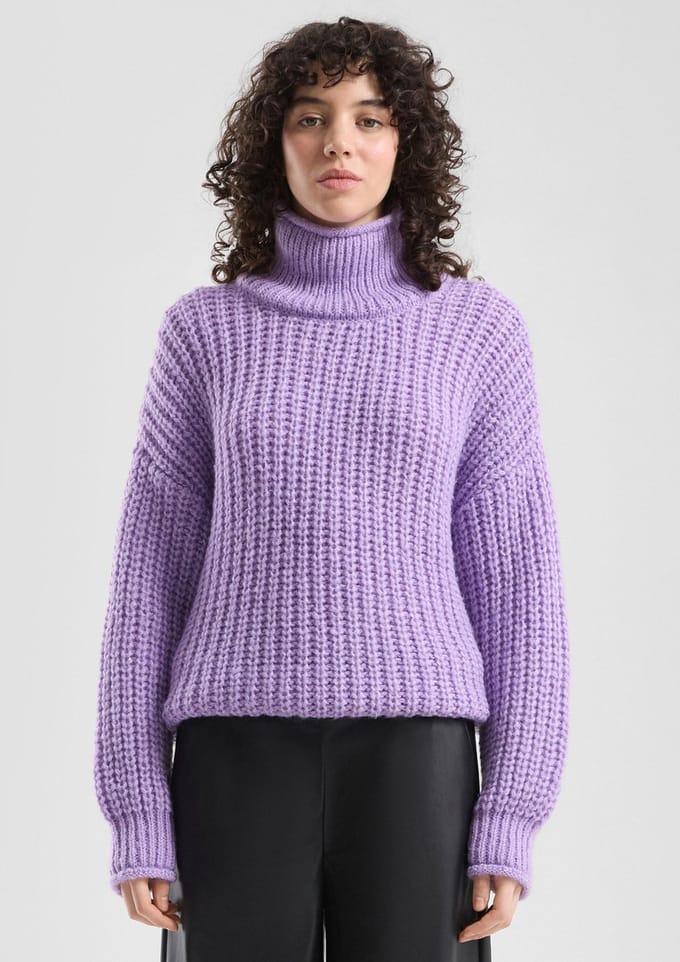 Vrouwelijke oversized gebreide trui met col QS