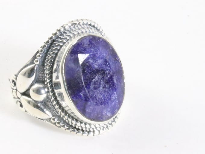 Zware bewerkte zilveren ring met blauwe saffier - maat 18
