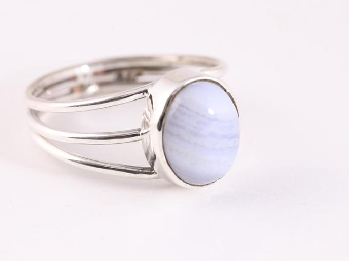 Opengewerkte zilveren ring met blauwe lace agaat - maat 15.5