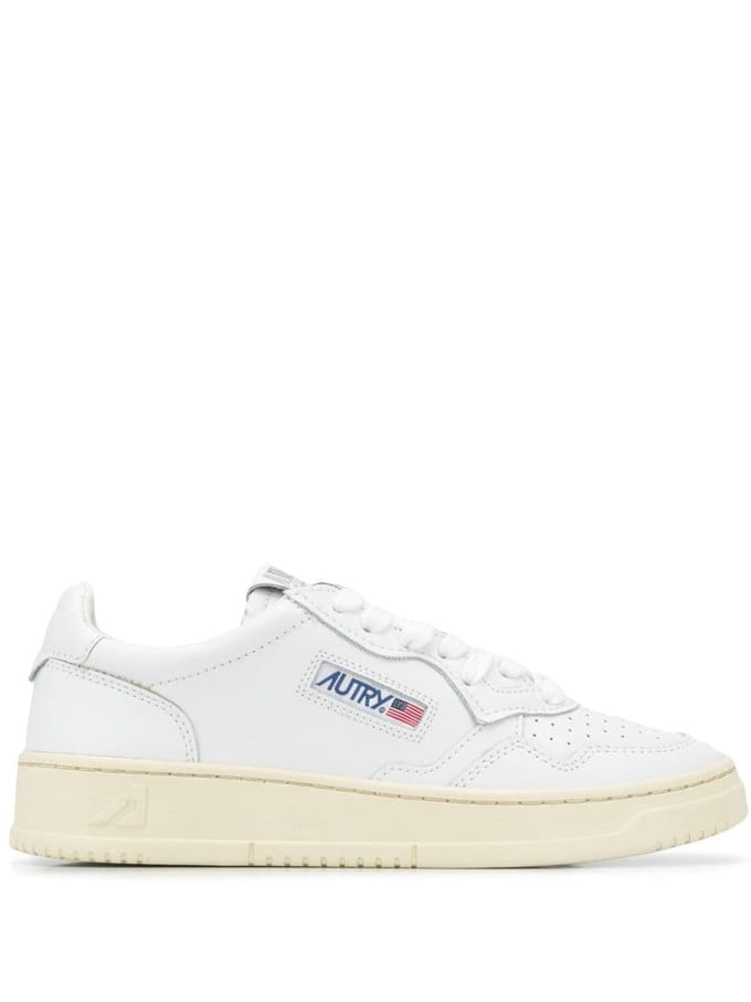 lage medaille sneakers in wit leer E poeder E suede beige
