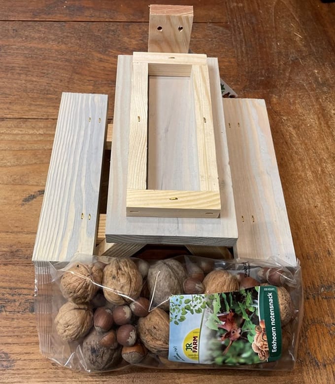 Tweetfeed Eekhoorn picknicktafel Wand