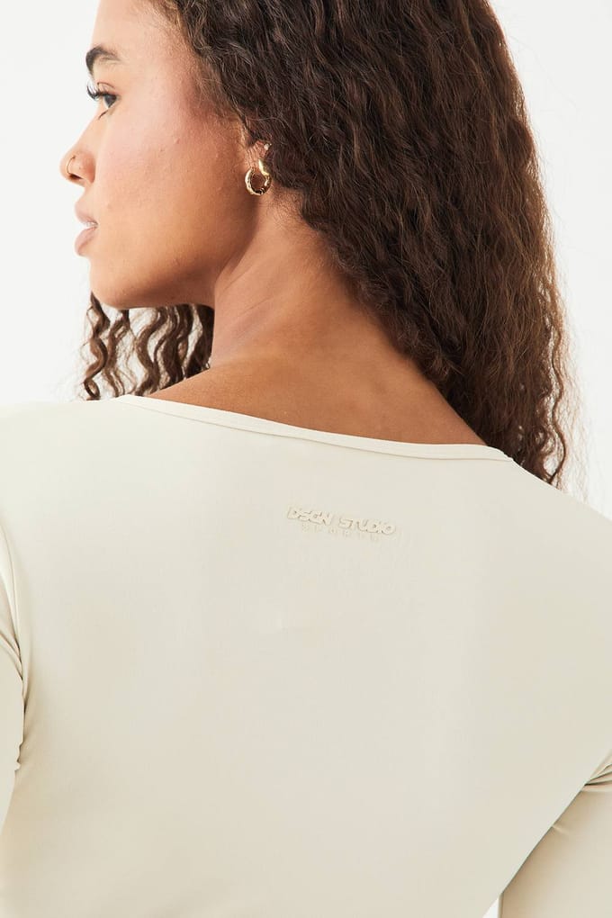 Dames DSGN Studio Ultra Sculpt Wikkel Voorkant Gewatteerde Lange Mouwen Top | Creme | Maat: XL