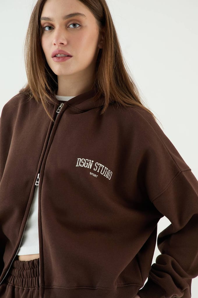 Dames Dsgn Studio Collegiate Bedrukte Boxy Hoodie Met Rits | Dark Chocolate | Maat: Medium