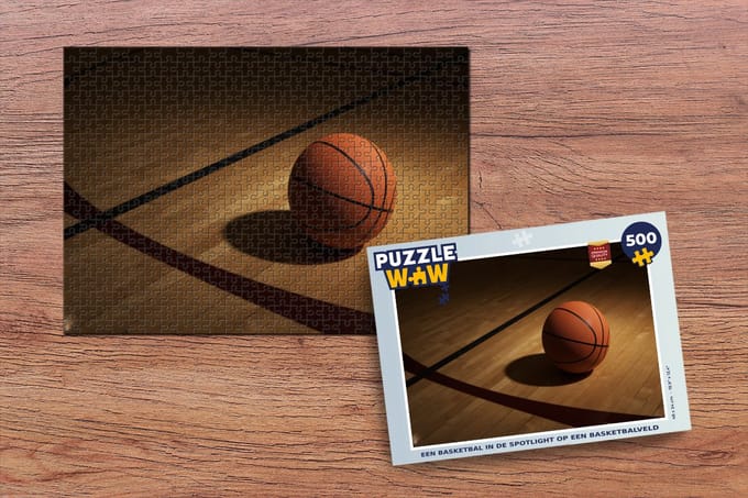 Puzzel Een basketbal in de spotlight op een basketbalveld - Legpuzzel - Puzzel 500 stukjes