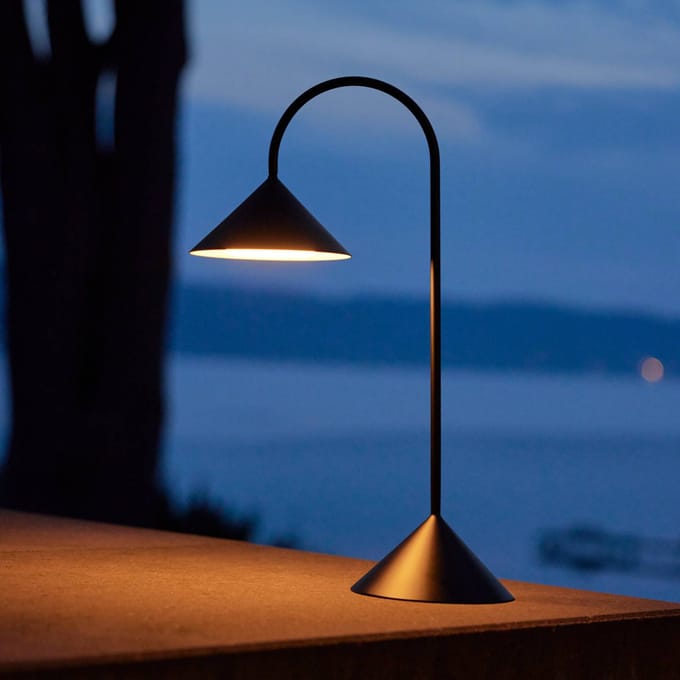 FRANDSEN LED tafellamp Grasp, zwart, 47 cm, metaal