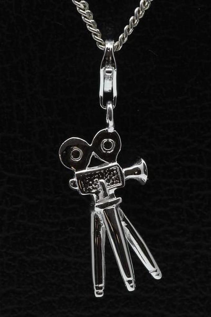 Zilveren Filmcamera op statief hanger én bedel