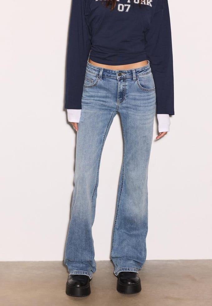 Stradivarius Low-rise flared jeans  MIDDENBLAUWE DENIM WASSING 34