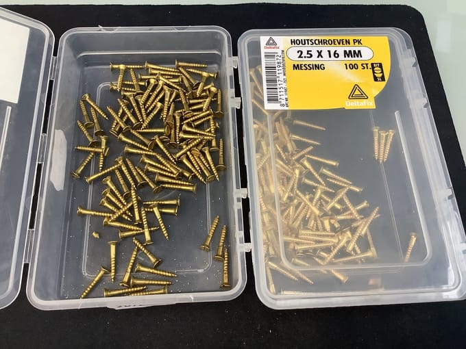 Deltafix houtschroef platkop messing 2.5 x 16 mm din 97. Met schroefgleuf. 100 stuks.