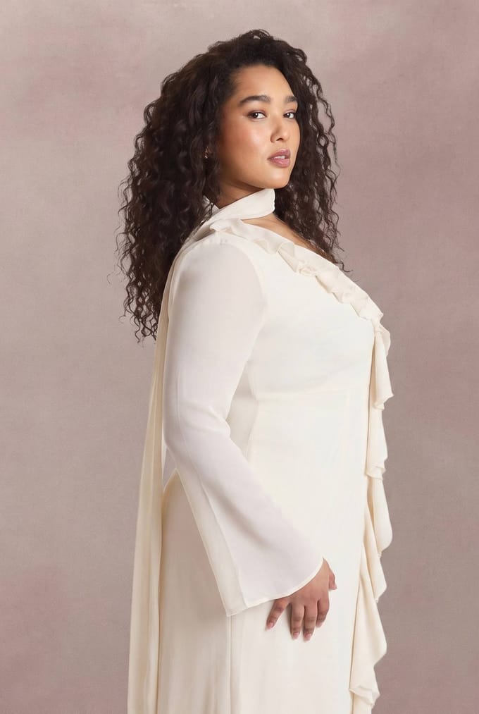 boohoo Dames Plus Maxi Jurk Met Ruche Voornaad En Sjaaldetail | Ecru | Maat: 48