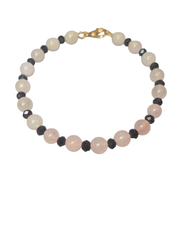 rozenkwarts armband met goudkleurige sluiting en zwarte spacers.